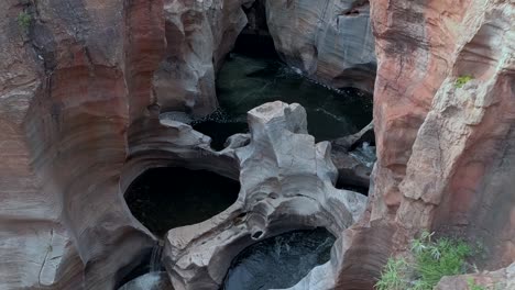 Absteigende-HD-Drohnenaufnahmen-Von-Wunderschönen-Natürlichen-Felsformationen,-Bourke&#39;s-Luck-Potholes,-Die-Durch-Jahrhundertelange-Wasserströmung-Am-Blyde-River-In-Graskop,-Mpumalanga,-Südafrika,-Gehauen-Wurden