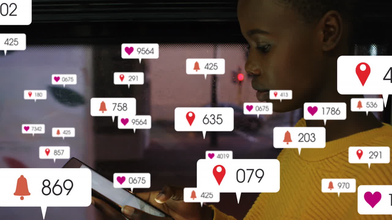 animación de barras de notificación sobre chica afroamericana desplazándose en una tableta digital en el autobús