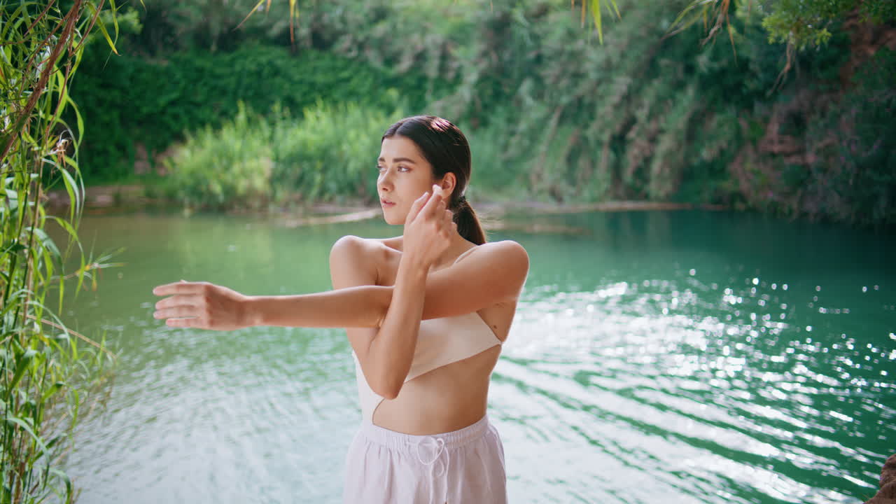 요가 소녀가 르키즈 물에 팔을 는 초상화. 레이디 파라다이스 휴가