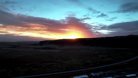 puesta de sol escénica en la ciudad de hveragerdi, sur de islandia - toma aérea de drones