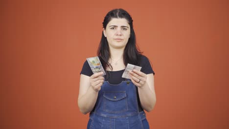 una mujer enojada con un pico alto.