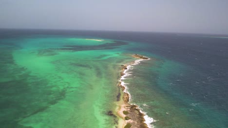 Ein-Lebendiges-Korallenriff-Und-Türkisfarbenes-Wasser-In-Crasky,-Los-Roques,-Luftaufnahme