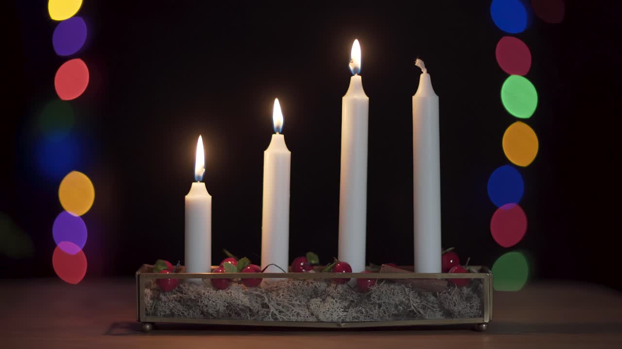 tres velas de adviento encendidas