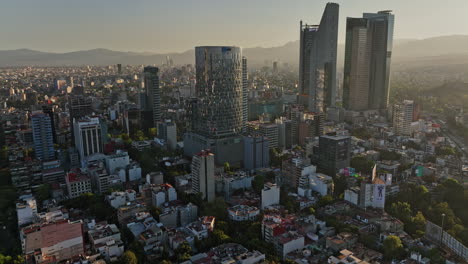 Vista-Panorámica-Aérea-De-La-Ciudad-De-México-V19-Sobrevuelo-De-Drones-Y-Alrededor-De-Los-Barrios-De-Colonia-Cuauhtémoc-Y-Anzures-Capturando-El-Paisaje-Urbano-Del-Centro-De-La-Puesta-Del-Sol---Filmado-Con-El-Cine-Mavic-3---Diciembre-De-2021