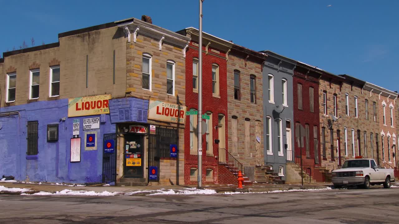 북쪽 볼티모어 슬럼가의 한 모퉁이에 있는 주류 판매점