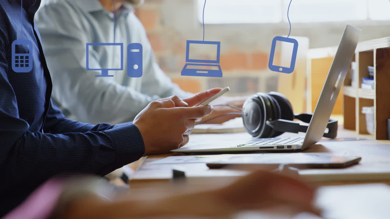 animación de iconos de los medios sobre empresarios caucásicos que usan teléfonos inteligentes