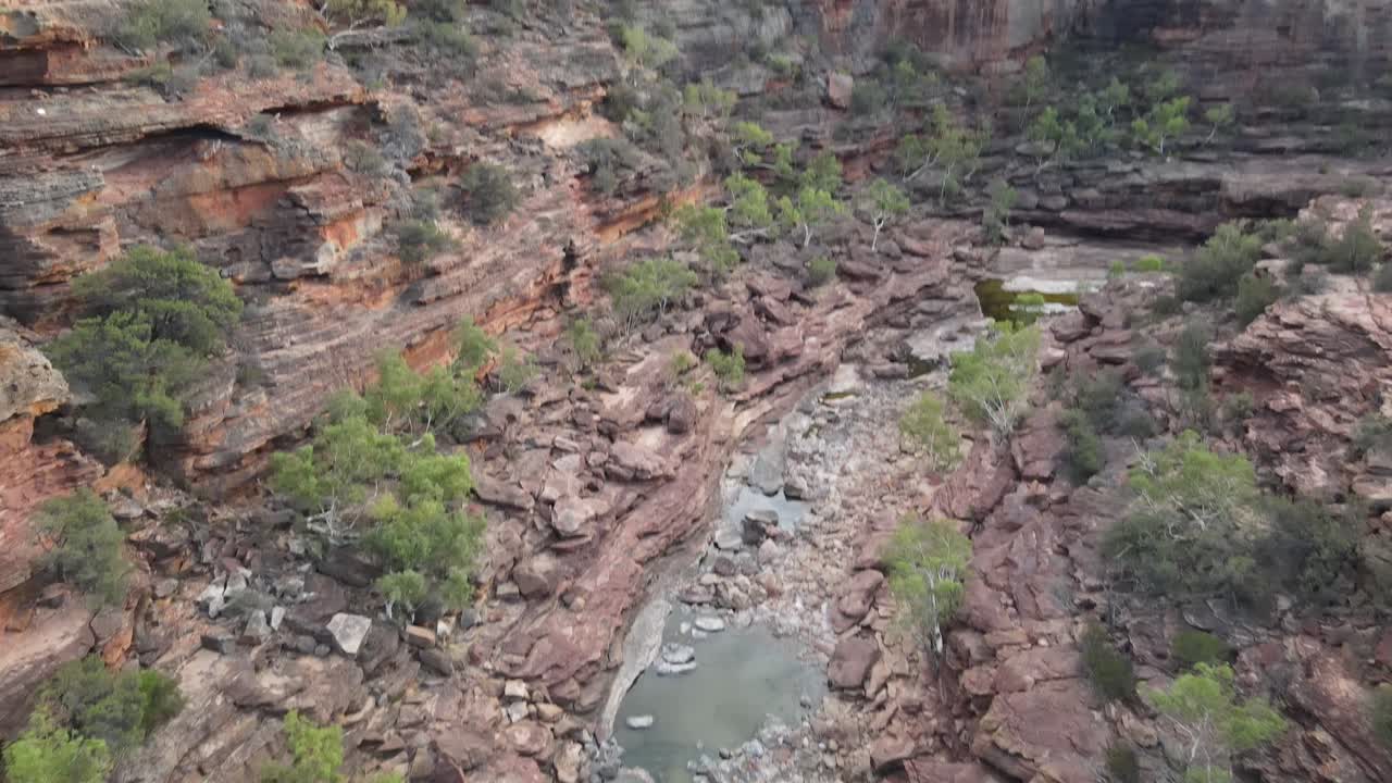 drone aéreo bajando sobre un desfiladero australiano y un parque nacional con un río que fluye en un día soleado