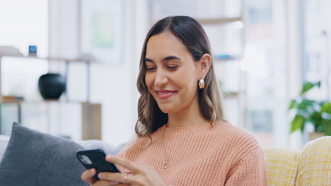 mujer feliz, teléfono y tarjeta de crédito para en línea
