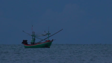 Los-Barcos-De-Pesca-En-Tailandia-Esperan-En-Medio-Del-Océano-A-Que-Oscurezca-Para-Poder-Encender-Sus-Luces-Verdes-Y-Comenzar-A-Pescar-Y-Pescar-Camarones