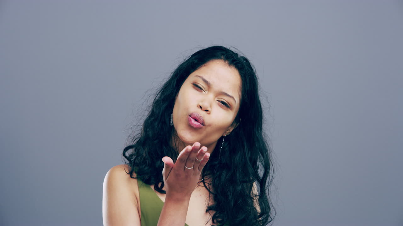 tengo muchos besos especialmente para ti.