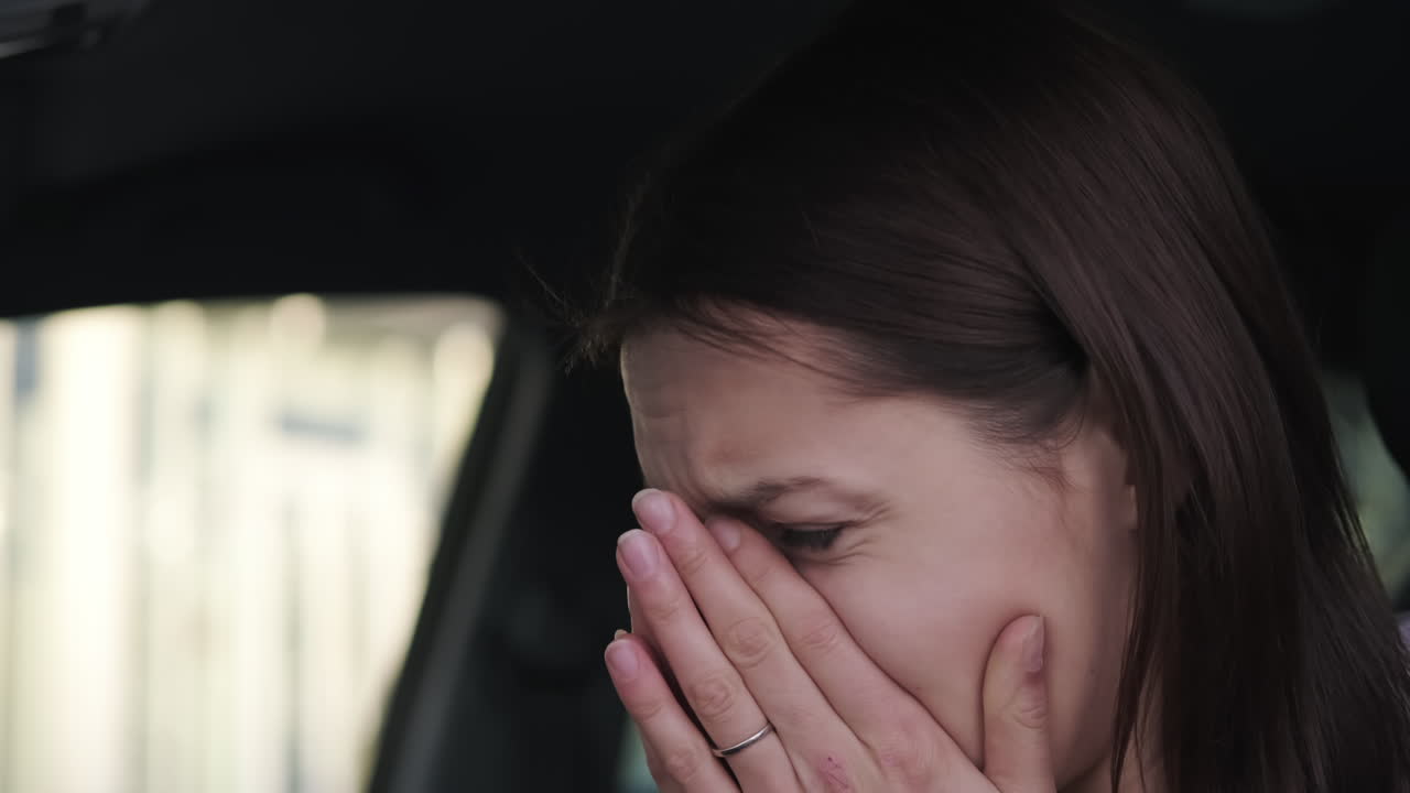 차 안에서 울고 있는 여자
