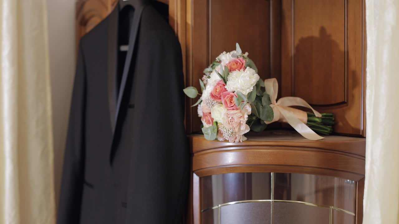 나무 옷장에 아름다운 웨딩 부켓. 분홍색, 색 꽃이 있는 부켓