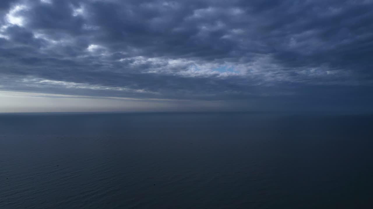 어두운 극적인 하늘과 남중국해 변덕스러운 조감도