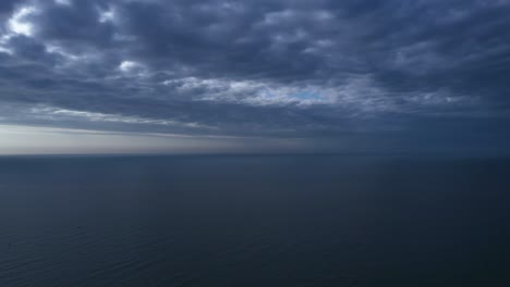 vista aérea cambiante del mar del sur de china con un cielo oscuro y dramático