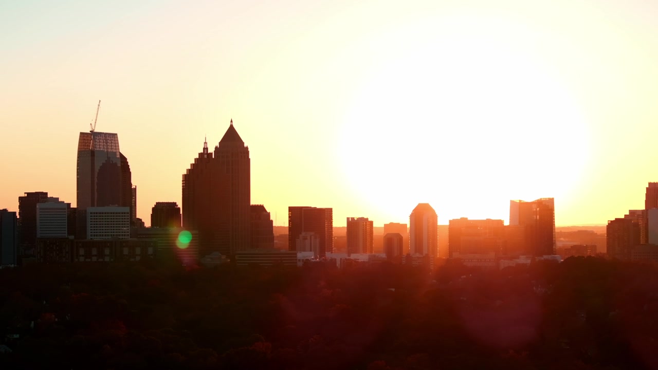 Sol a incidir sobre os arranha-céus em Atlanta