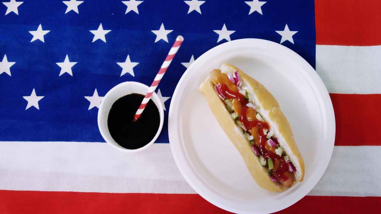 핫도그는 미국  ⁇ 발에 음료와 함께 접시에 제공됩니다.