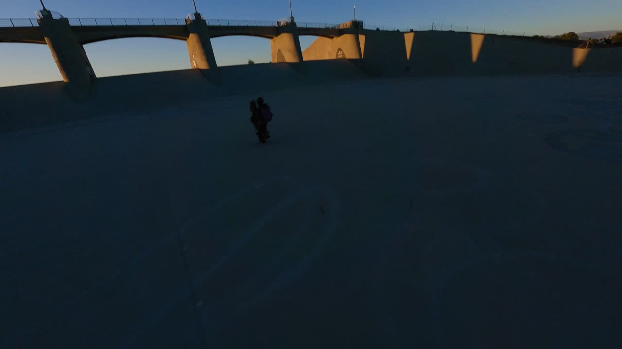 acrobacias en moto realizando un arriesgado truco de caballito en sepulveda