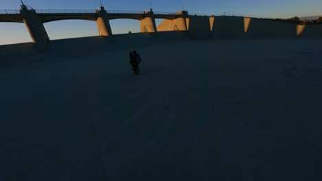 acrobacias en moto realizando un arriesgado truco de caballito en sepulveda
