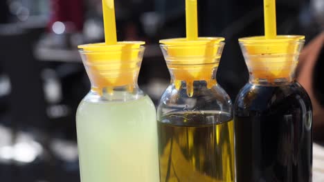 botella de aceite de oliva , limón y salsa de soja en la mesa ,