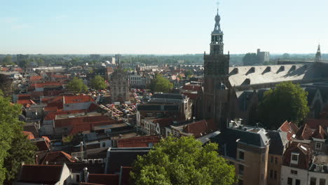 Iglesia-Sint-Janskerk-De-Renombre-Mundial-Y-Antiguo-Ayuntamiento-En-El-Distrito-De-Gouda,-Países-Bajos