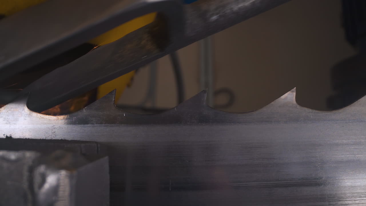 старая лента пила лезвие движется через мощный заточивающий аппарат