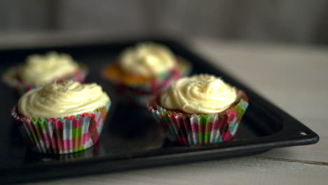 El-Chef-Puso-La-Bandeja-De-Pastelitos-En-La-Mesa-Blanca.-Tortas-De-Muffins-Con-Crema-Blanca