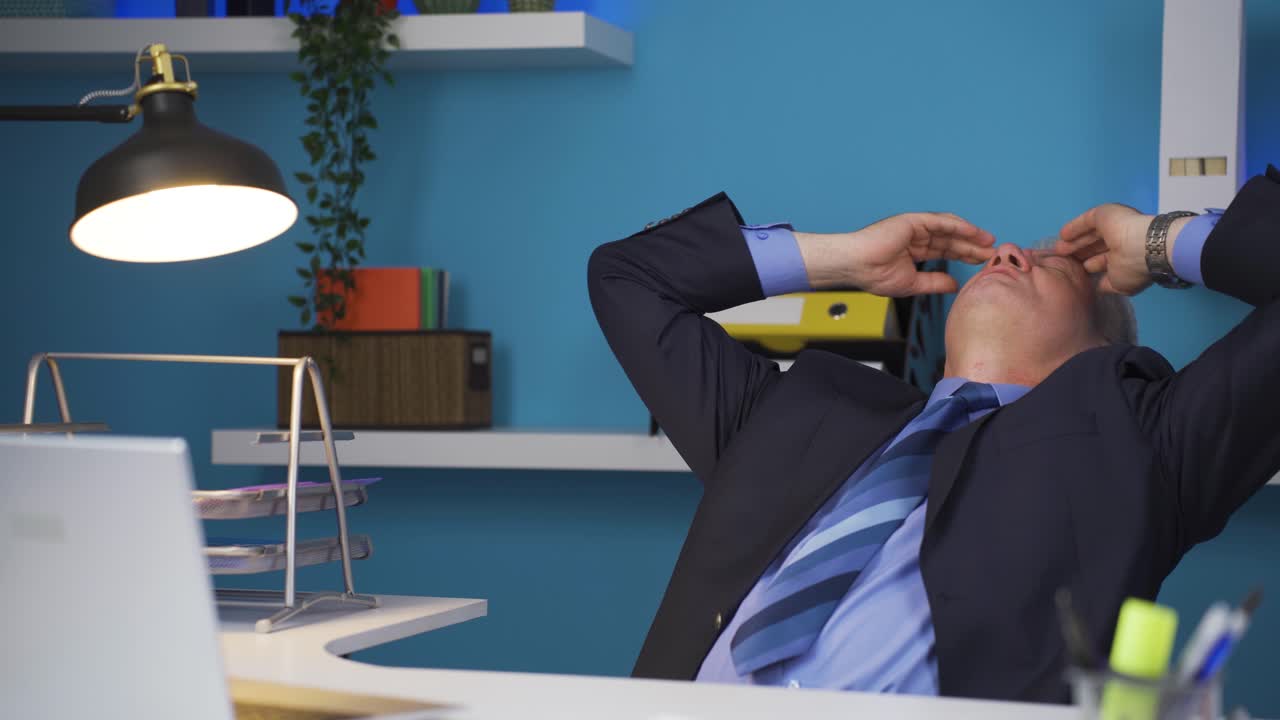 뇌종양을 가진 사업가가 두통을  ⁇ 고 있습니다.