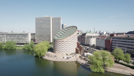 El-Planetario-De-Copenhague-Y-Su-Cautivador-Entorno,-Incluido-El-Pintoresco-Lago-Y-El-Dinámico-Paisaje-Urbano-Que-Lo-Rodea,-Cada-Uno-De-Los-Cuales-Contribuye-A-Crear-Una-Atmósfera-De-Encanto