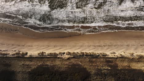 Una-Toma-Aérea-De-Arriba-Hacia-Abajo-De-Las-Dunas-De-Arena-Y-La-Playa-De-Wassenaar-En-La-Provincia-De-Holanda-Del-Sur