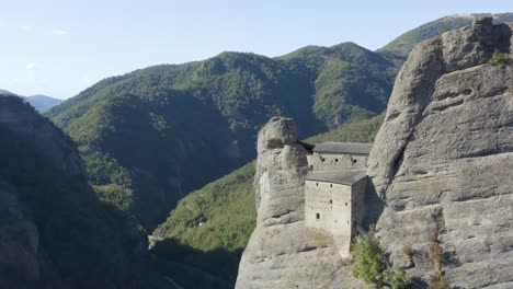 Antiguo-Castillo-En-Una-Montaña-Cerca-De-Genova,-Liguria,-Italia