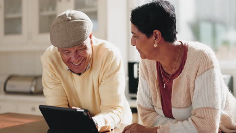 Tableta,-Meme-Y-Divertida-Pareja-De-Ancianos-Hablando