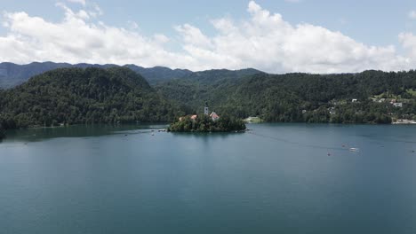 Insel-In-Einem-See-Mit-Einer-Großen-Kirche