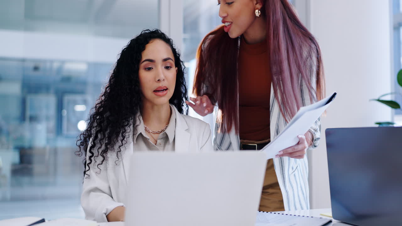 apoyo, trabajo en equipo y mujeres con papeleo