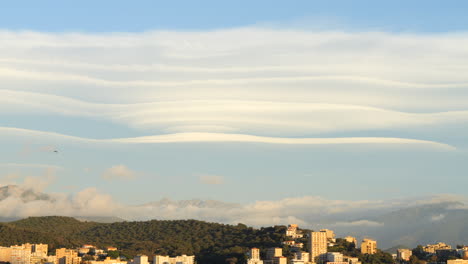 Linsenförmige-Wolken-über-Stadt-Und-Wald-An-Einem-Sonnigen-Tag