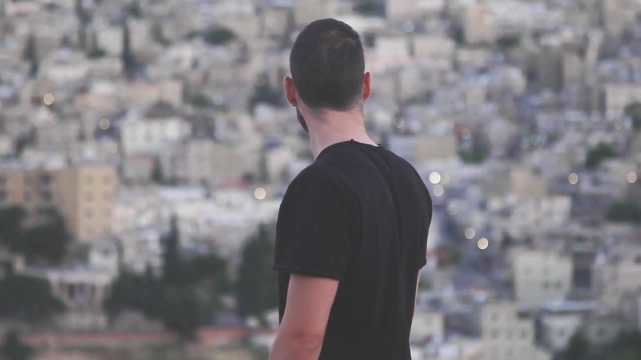 aventurero turista europeo mirando a su alrededor, amman, jordán, primer plano