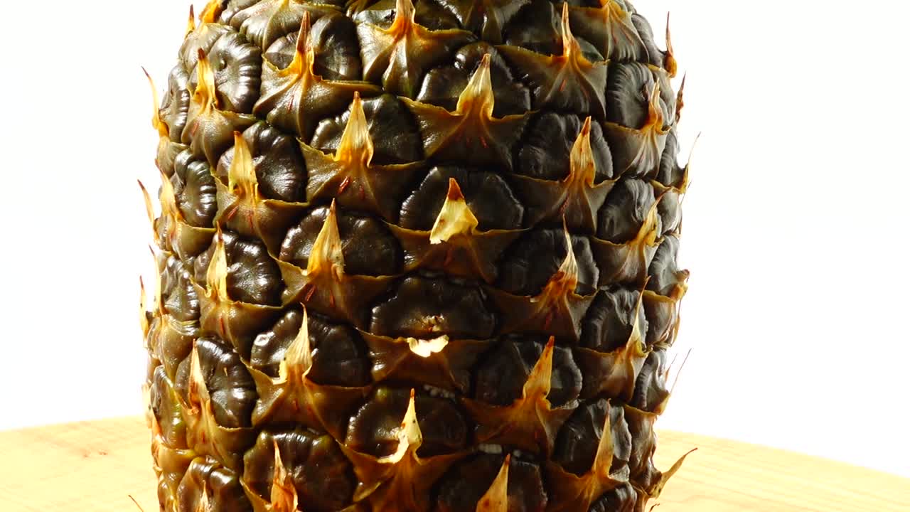 Ananas in Bewegung. Gesundes Essen.