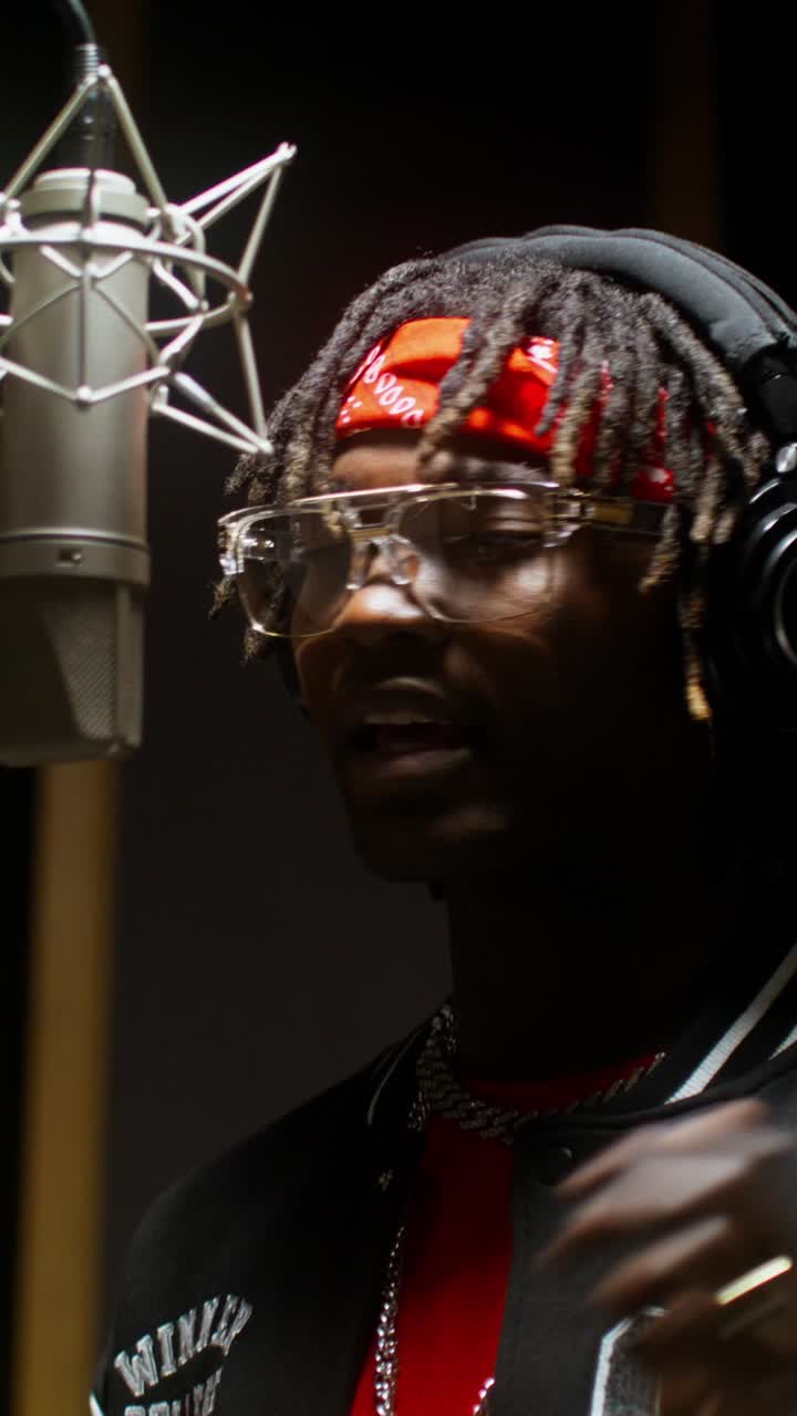 músico grabando en un estudio