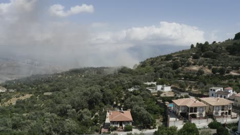 Waldbrandrauch-Am-Rande-Eines-Spanischen-Dorfes-Mit-Bäumen-Und-Gebäuden,-Keine-Menschen