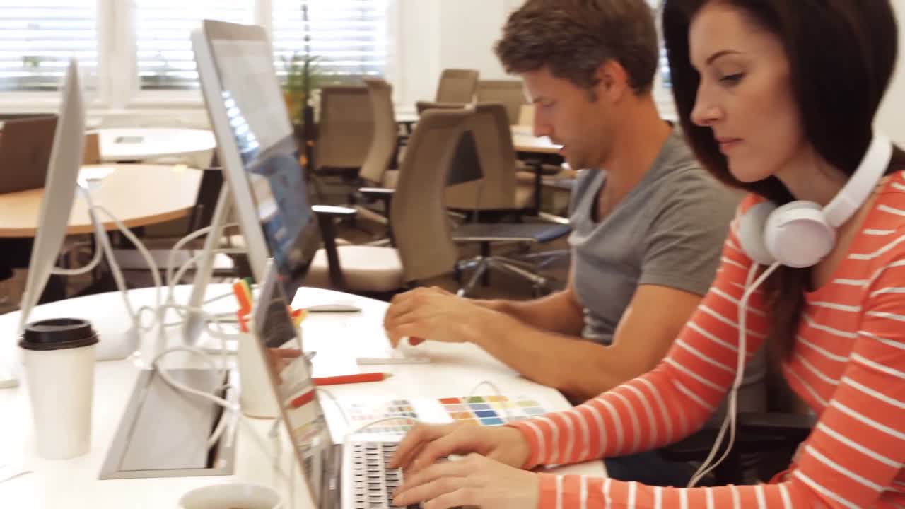 ejecutivos de negocios que trabajan con portátiles y computadoras