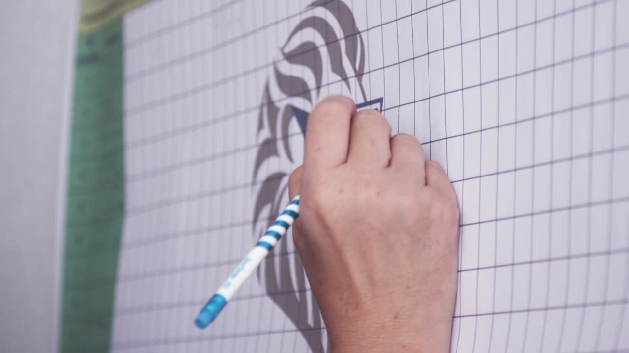 그리드 된 스텐실 에 손 으로 그림 을 그리는 것