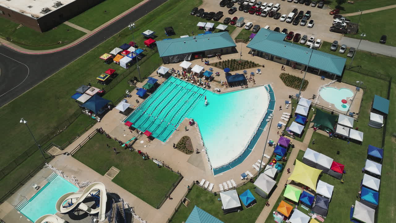 семейный водный центр во время летнего плавания встречаются в силоам-спрингс, арканзас, сша