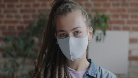 mujer con una máscara facial