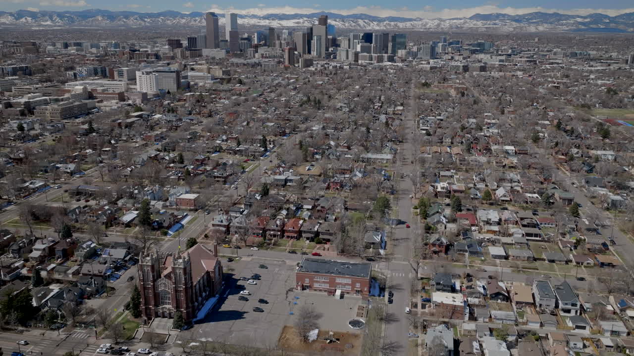 parque de la ciudad de denver colorado estados unidos centro de la ciudad rascacielos paisaje parque de lavado ferril lago drone aéreo campo de golf monte evans cielo azul mañana nubes soleadas vecindario coches tráfico montañas rocosas revelan
