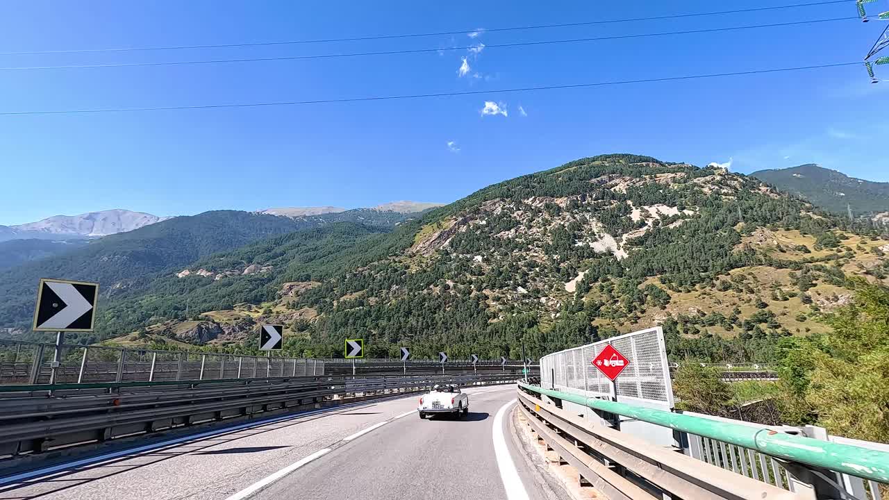 이탈리아 피에몬테 의 산악 도로 에서 자동차 를 운전 하는 것