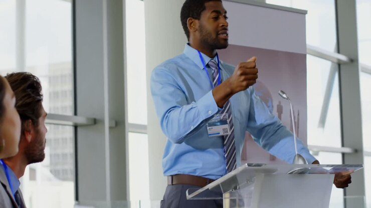 Orateur s'exprimant lors d'un séminaire d'affaires 4k