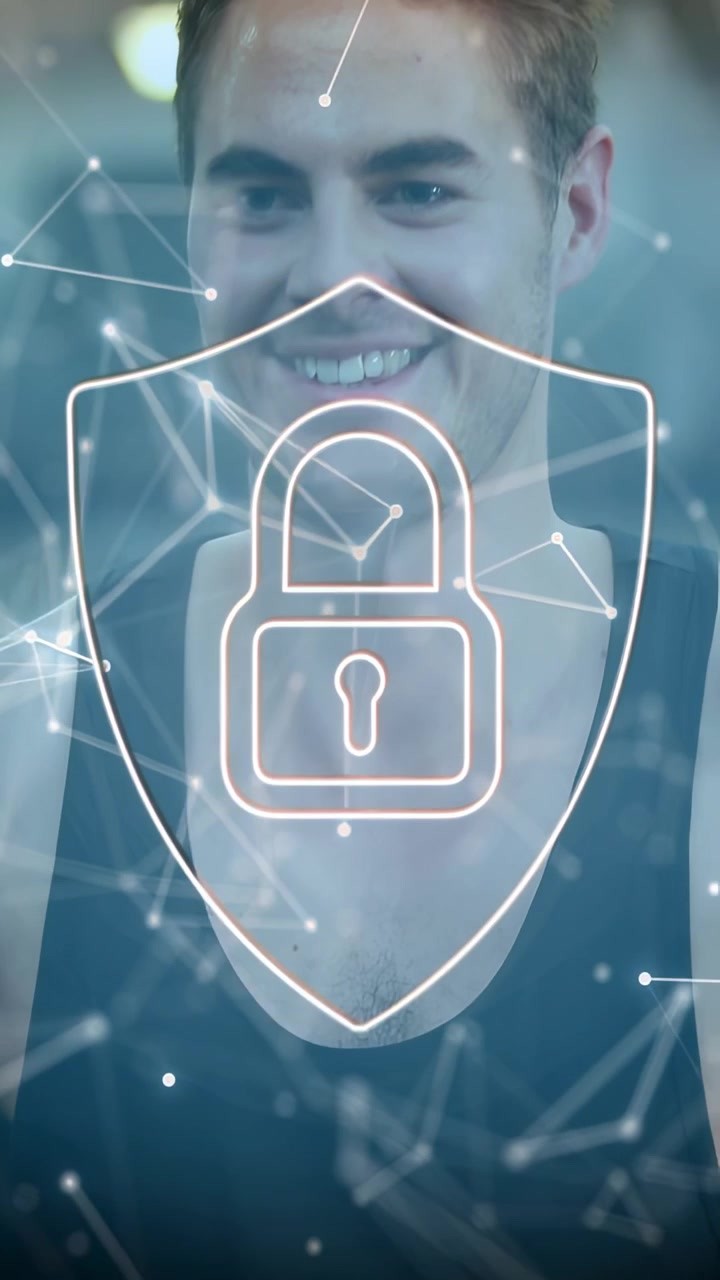 Video verticale: Uomo sorridente preme una telecamera, attivando uno scudo di sicurezza, un lucchetto e nodi di rete.