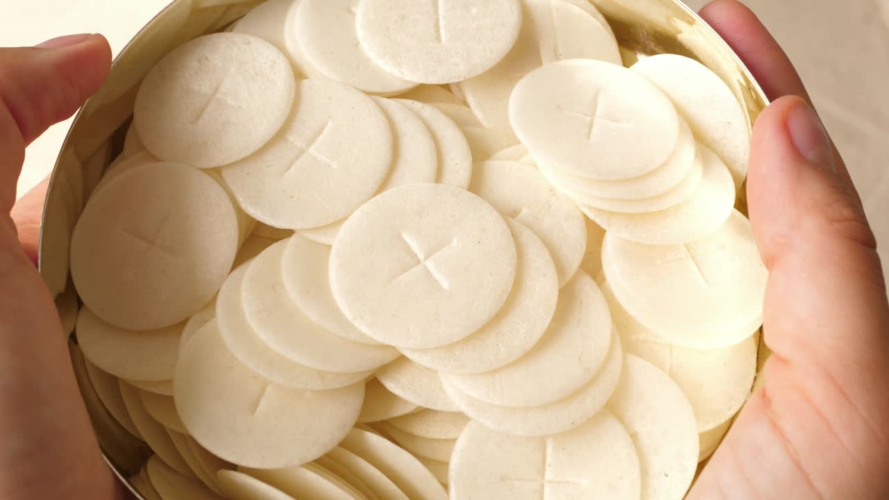 성찬 잔 으로 가득 찬 잔 잔