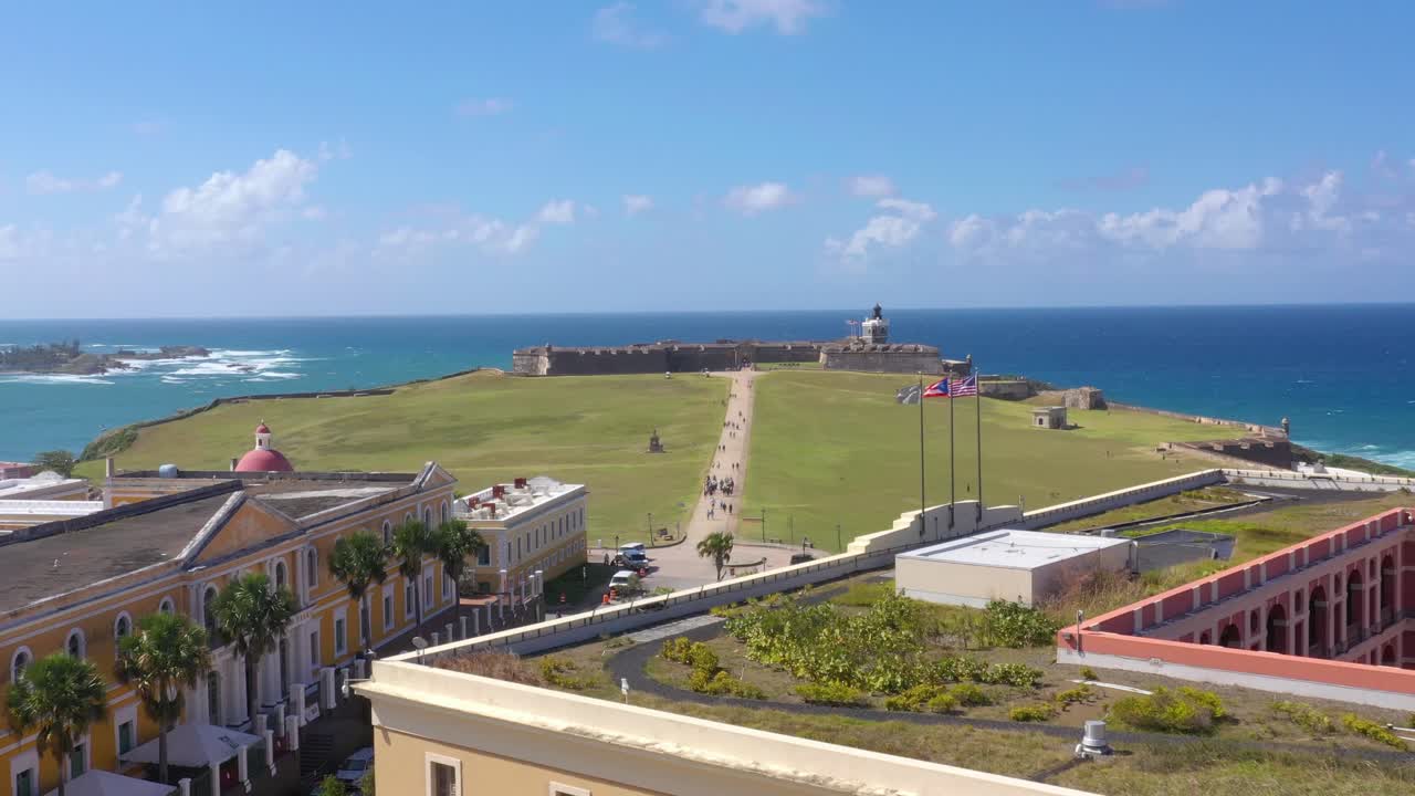 카스티요 산 펠리페 델 모로(castillo san felipe del morro)와 푸에르토리코 올드 산 후안(old san juan puerto rico drone)의 쿠아르텔(cuartel)이 맑은 날 촬영