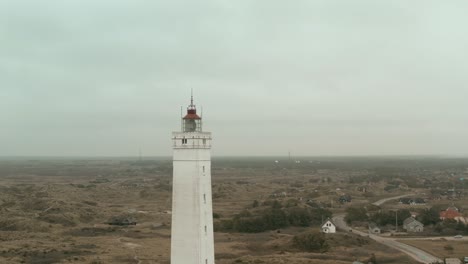 Mit-Einer-Drohne-Um-Einen-Leuchtturm-Fliegen