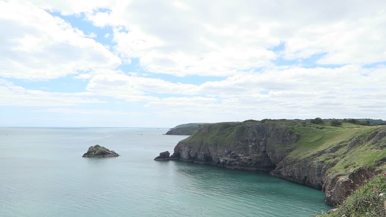 푸른 하늘이 있는 절벽의 저속 촬영